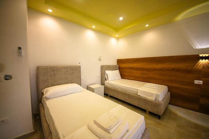 Room 4 of 70