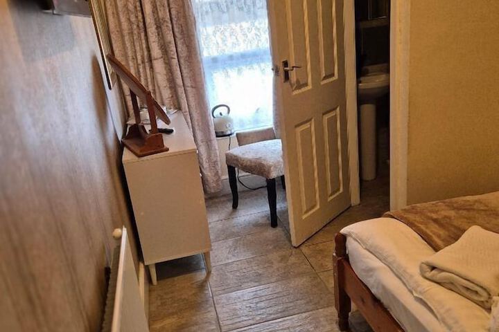 Room 16 of 28