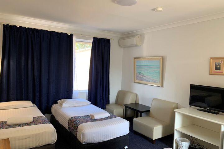 Room 7 of 28