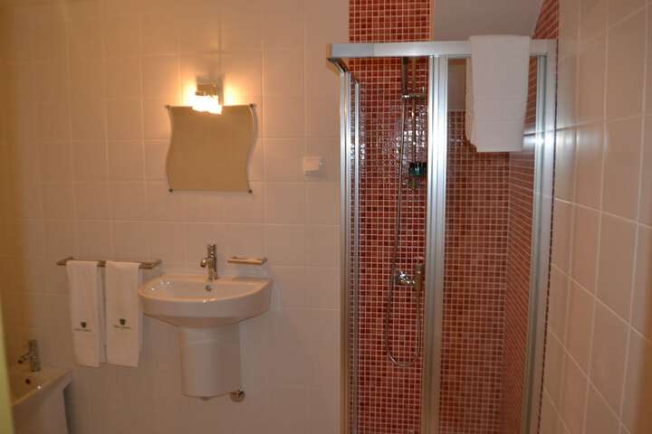 Room 9 of 38