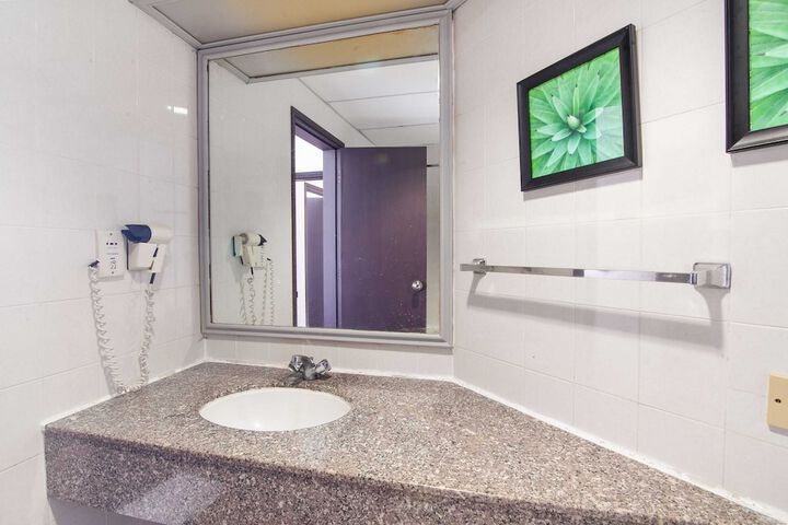 Room 426 of 650