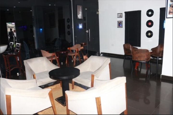Lounge 24 of 29