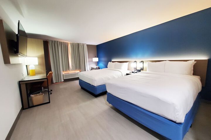 1 Queen Bed (8 of 14)