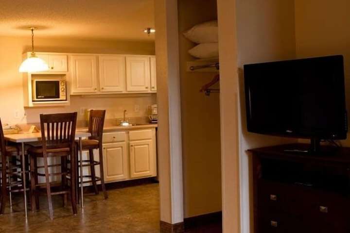 1 Queen Bed Accessible (2 of 6)