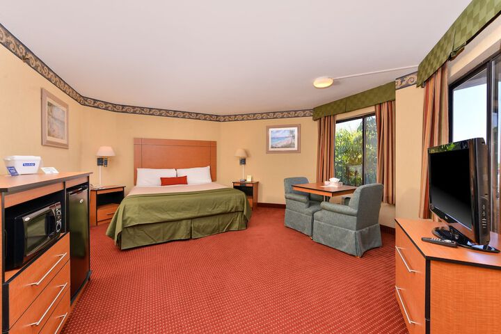 1 King Bed Ocean View (10 of 11)
