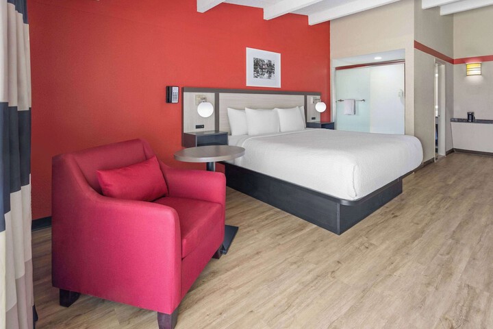 1 King Bed (4 of 6)