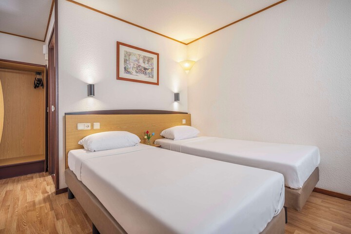 Room 4 of 33