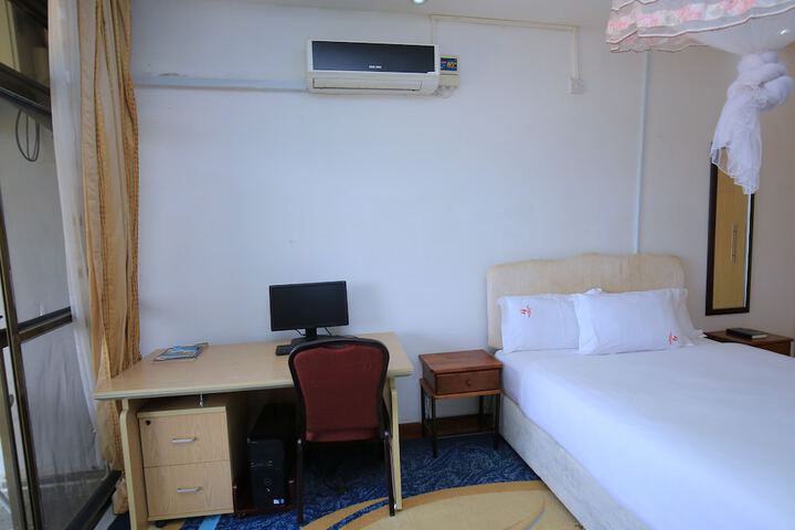 Room 10 of 29