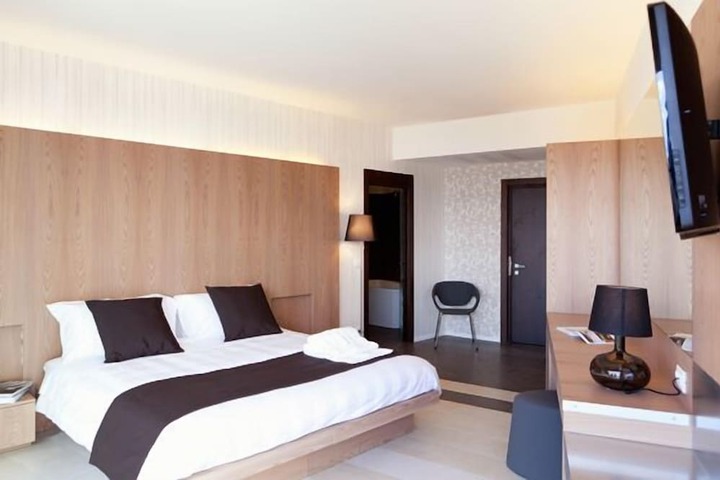 Room 10 of 42