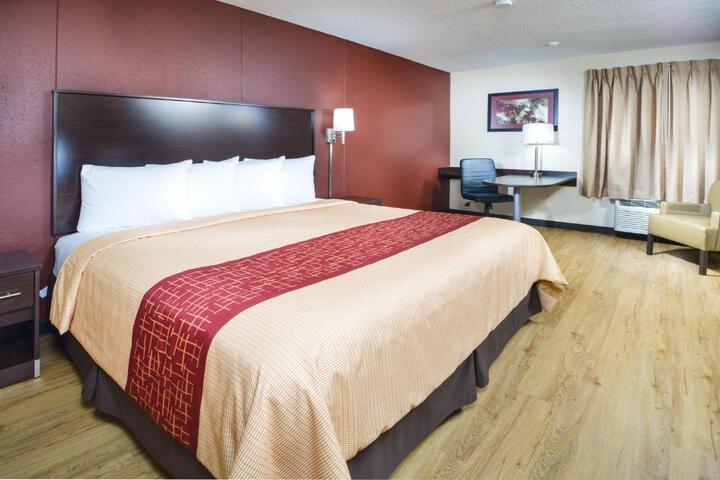 Deluxe King Bed Accessible (8 of 10)