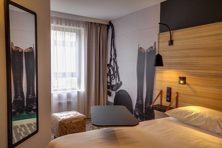 Room 6 of 53