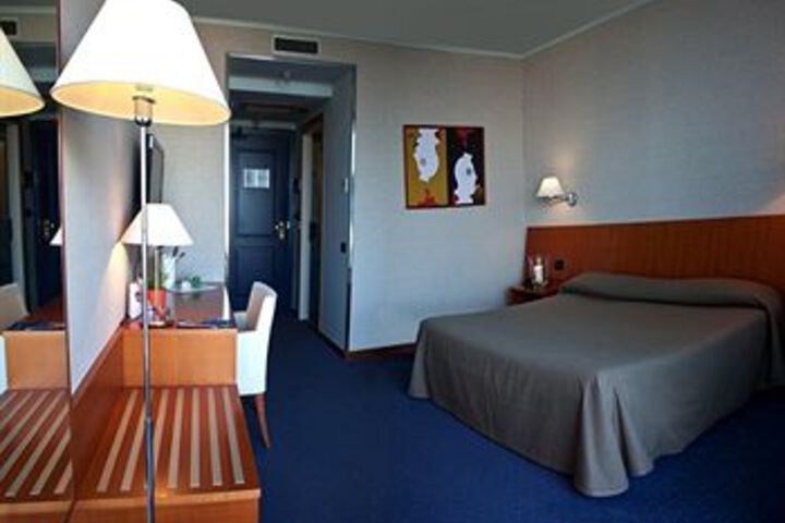 Room 11 of 32