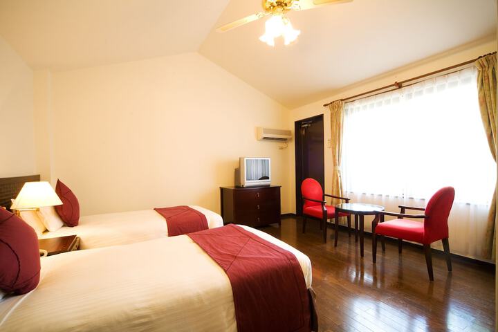 Room 9 of 103
