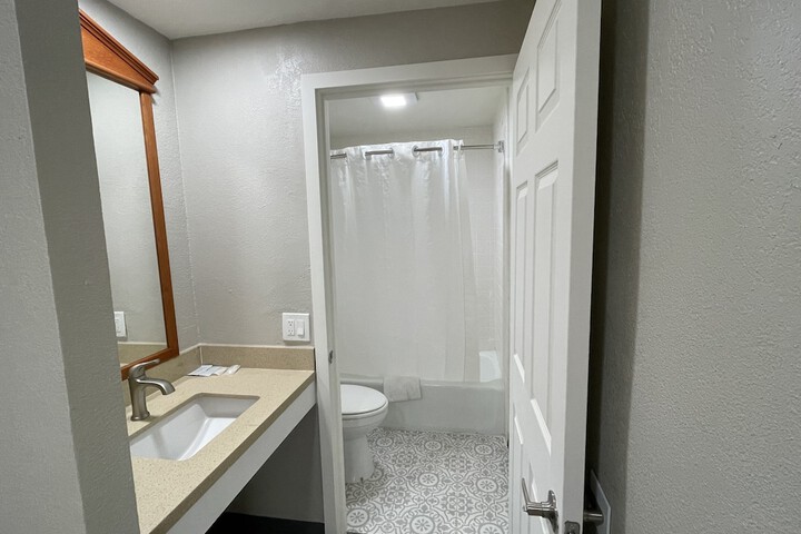 Room 9 of 18
