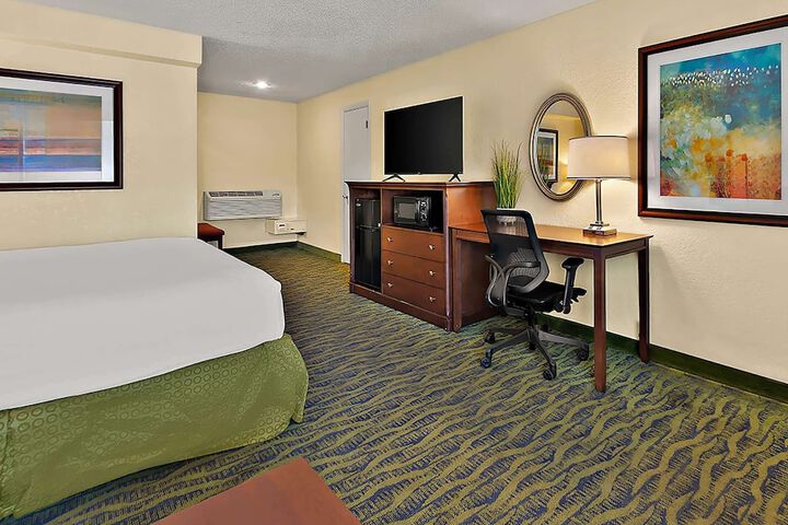 1 King Bed (8 of 8)