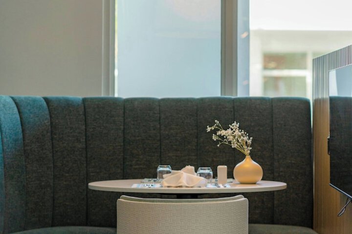 Lounge 49 of 63