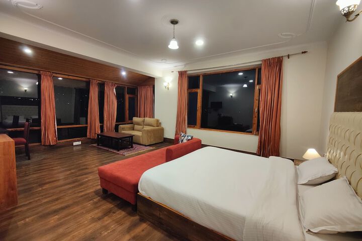 Room 27 of 76