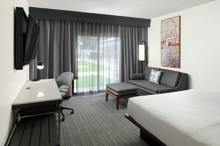 Room 8 of 33
