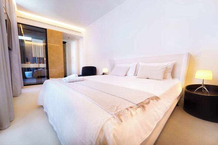 Room 34 of 105