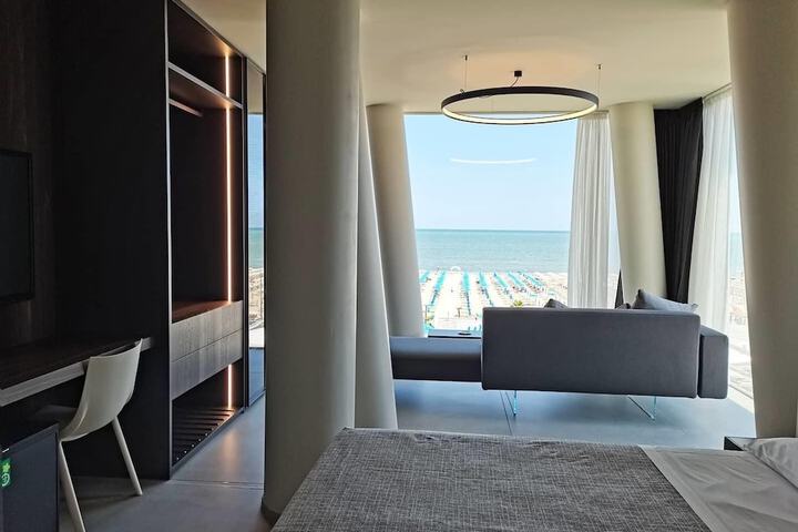 Room 34 of 106
