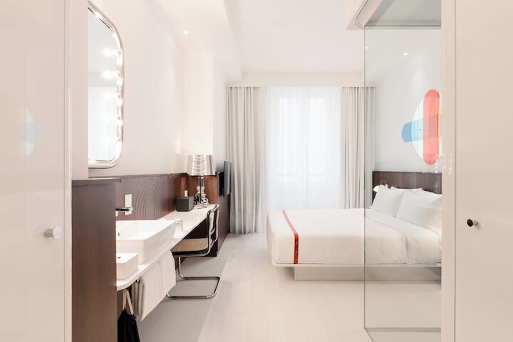 Room 3 of 60