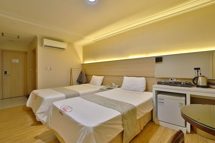 Room 13 of 23