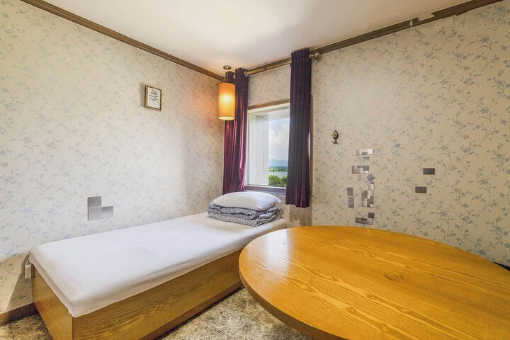 Room 33 of 82