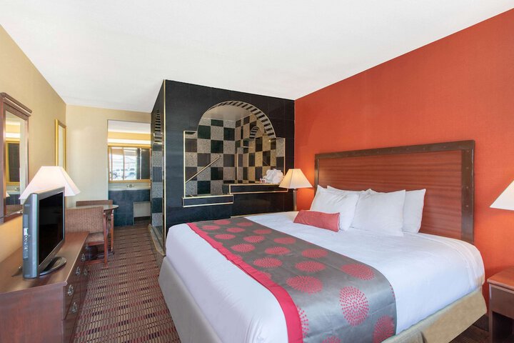 1 King Bed (8 of 9)