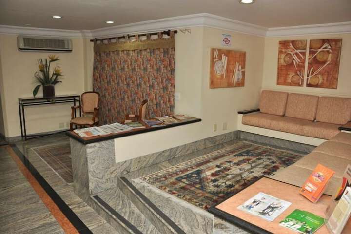 Lounge 33 of 39