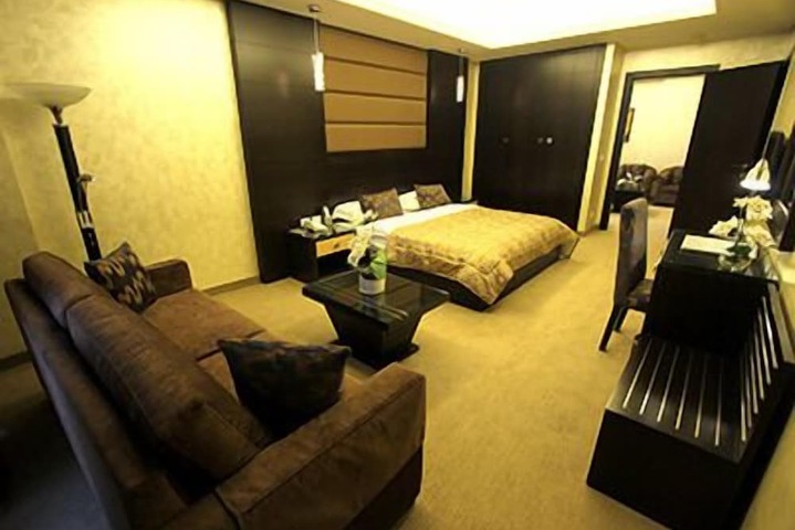 Room 13 of 37