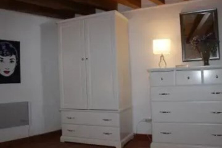 Room 3 of 10
