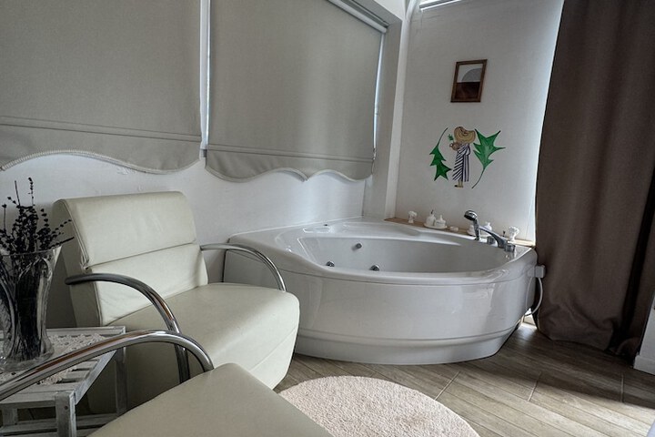 Room 105 of 184