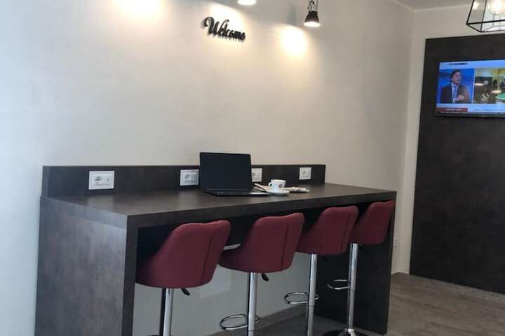 Business Center 70 of 75