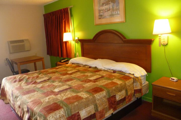 Room 8 of 33