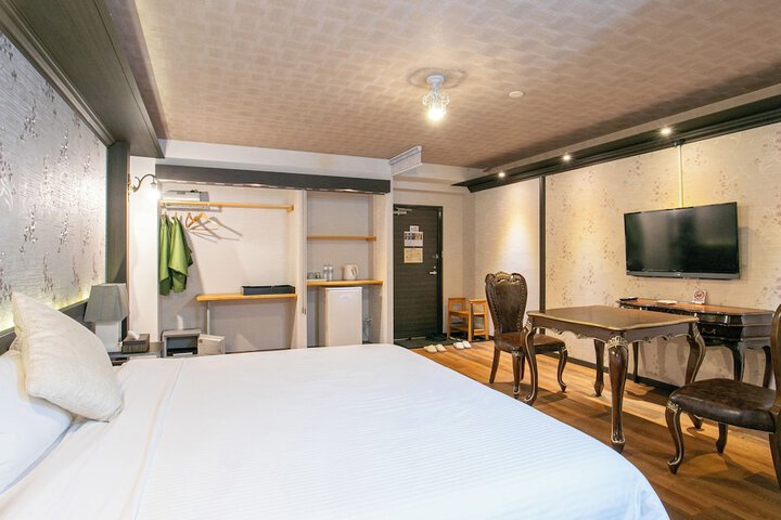 Room 12 of 83