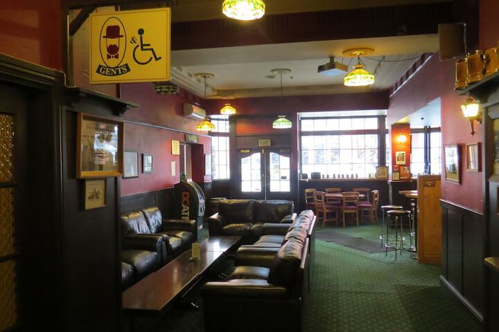 Lounge 44 of 48