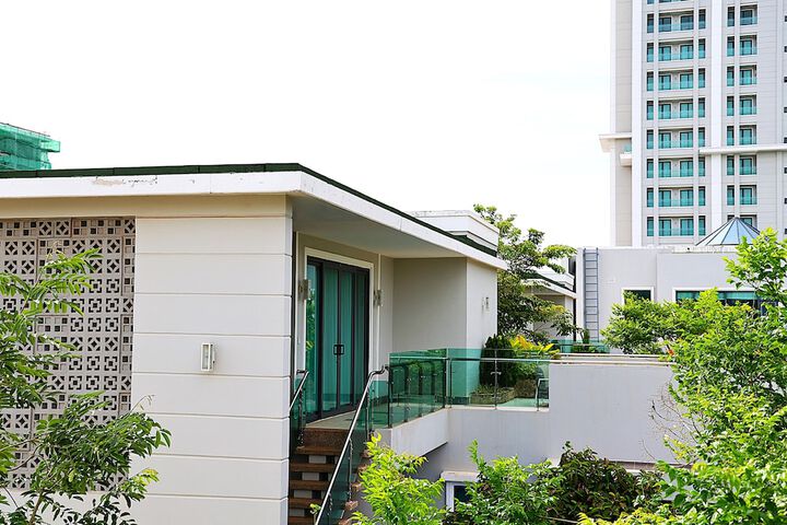 Hotel Exterior 304 of 313