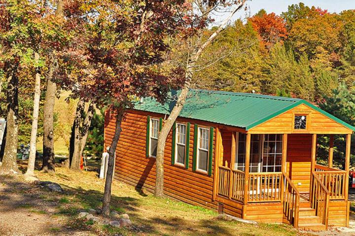 Exterior of Arrowhead Camping Resort Deluxe Cabin 4