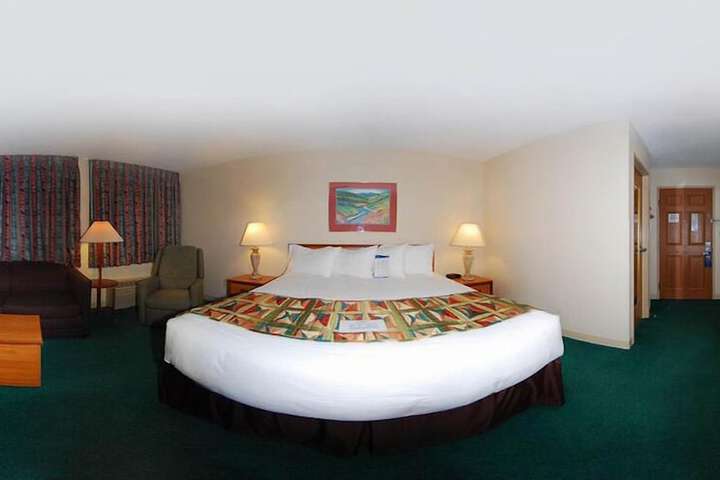 1 King Bed (3 of 8)