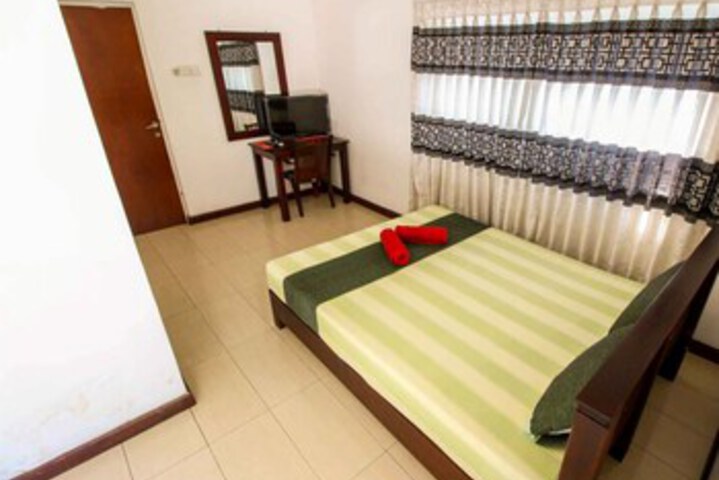 Room 13 of 16