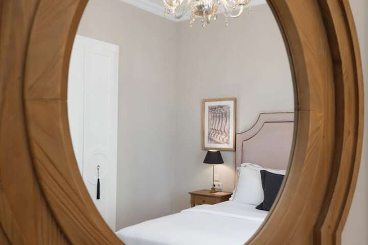 Room 6 of 63