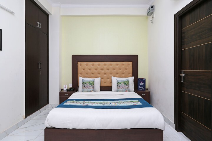 Room 9 of 12