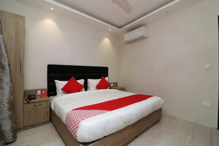 Room 6 of 9