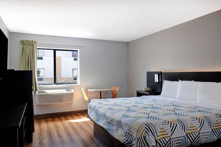 1 King Bed (2 of 10)