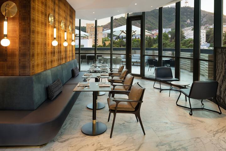 Lounge 115 of 129