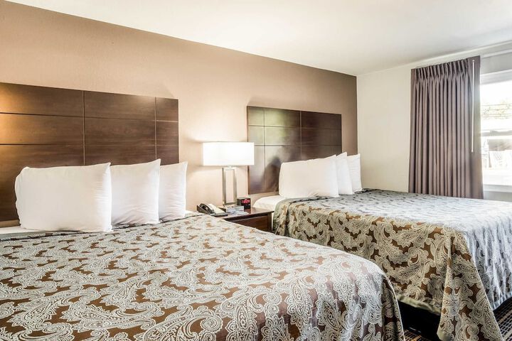 2 Queen Beds (3 of 8)