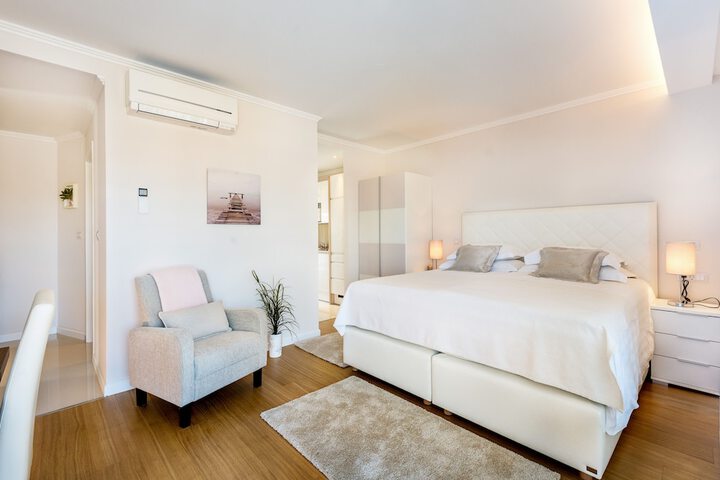 Room 5 of 98