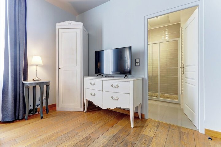 Room 5 of 42