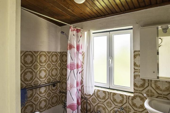 Room 3 of 28