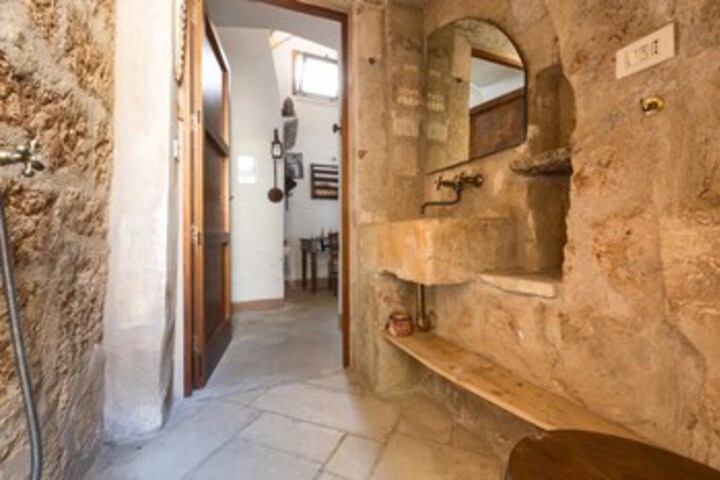 Room 4 of 31